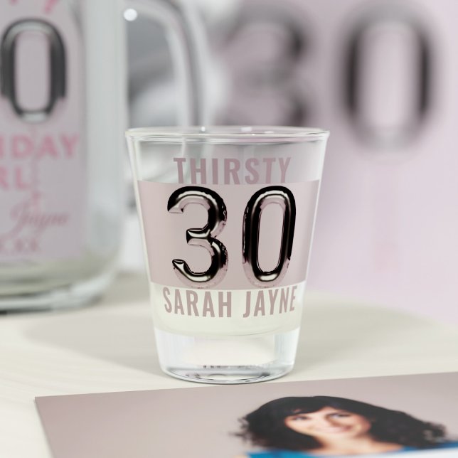A Shot 30 Ballons d'anniversaire Verre de tir personnalis (Happy 30th Birthday! Take a shot! A pink and silver shot glass to remember the day. Add your name!)