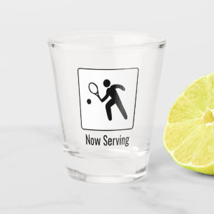 A Shot En train de servir du verre de tennis