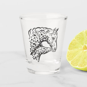 A Shot Jument de cheval d'Appaloosa et verre à liqueur d