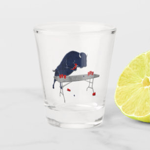A Shot Le football de Buffalo au-dessus du verre à