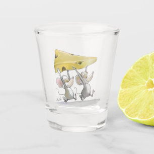 A Shot Mic et Mac qui apportent dans le verre de tir au f