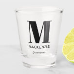 A Shot Monogramme Groomsman Nom Verre de tir<br><div class="desc">La typographie moderne minimaliste monogramme design qui peut être modifié pour personnaliser. Parfait pour remercier votre Groomsman pour toute leur aide et leur soutien pour rendre votre mariage extraordinaire.</div>