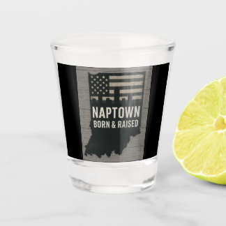 A Shot Naptown Born et verre levé