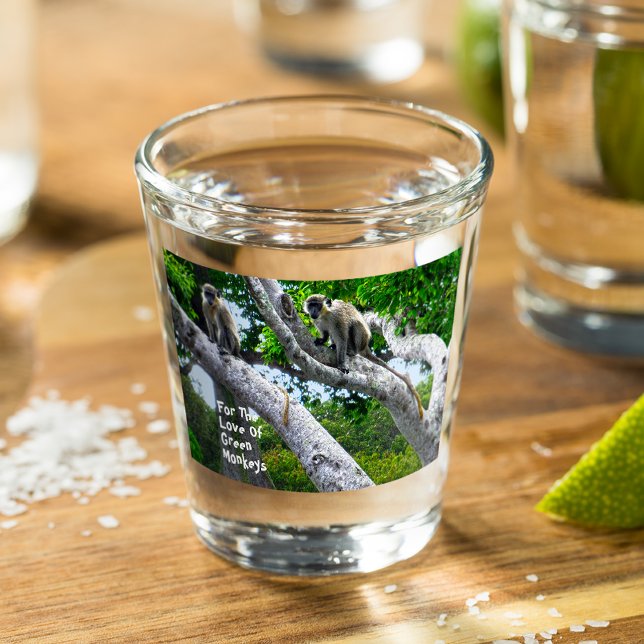 A Shot Pour L'Amour Des Singes Verts Tirant Du Verre (Créateur téléchargé)