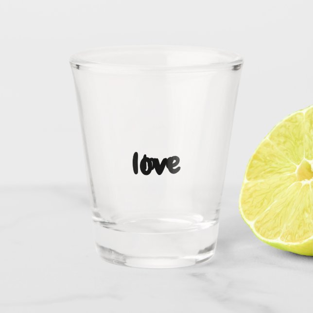 A Shot verre avec le mot amour écrit dessus (Devant)