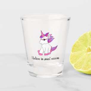 A Shot Verre pris avec de la licorne mignonne avec des lu