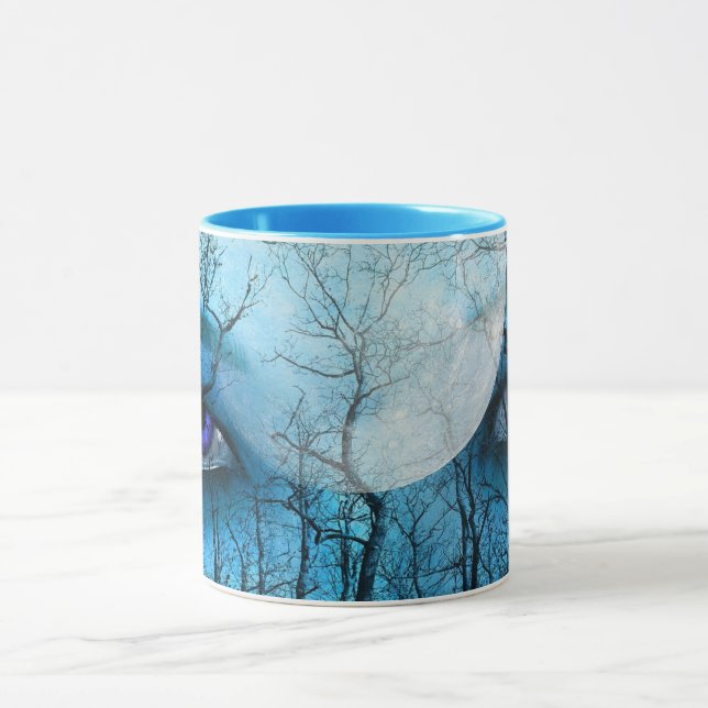"À travers les branches : yeux bleus" Mug (Centre)