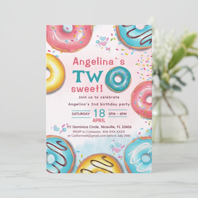A vibrant 2nd birthday invitation with donuts.  (Debout devant)