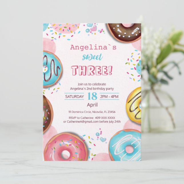A vibrant birthday invitation with donuts.  (Debout devant)