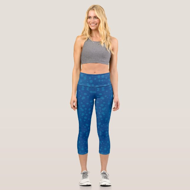 A woman's torso and legs in blue capri leggings  (Recto)