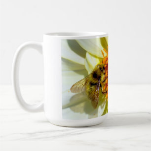 Abeille de miel et tasse de café à fleurs.