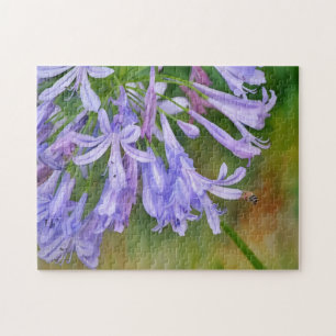 Abeille en vol vers Purple Lily Flowers Art Puzzle