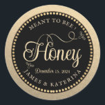Abeille Noir Mariage Miel Abeille Étiquette<br><div class="desc">Étiquette noir et or qui ressemble presque à kraft avec deux abeilles volantes et le mot "miel" en police cursive. Écrivez les noms de votre mariée et de votre mariée et la date du mariage - le haut du étiquette dit "destiné à être !"</div>