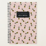Abeille rose douce Motif Nom personnalisé Planific<br><div class="desc">Commencez votre année sur le bon pied avec ce planificateur de semaine et de mois personnalisé et chic qui met en vedette un motif d'abeilles au miel illustrées et rustiques sur un arrière - plan rose pâle et roux. N'oubliez pas de customiser le devant avec le texte de votre choix...</div>