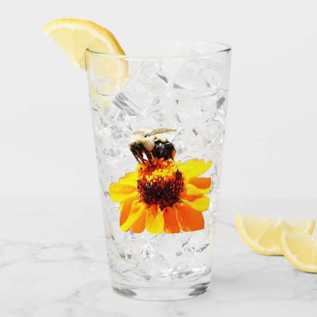 Abeille sur un verre à boire fleuri (Devant glace)