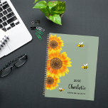 Abeilles jaunes des tournesols sauge nom vert<br><div class="desc">Séjournez organisé en style avec notre Tournesol Personnalisé et notre Plannière Spirale d'Abeille, avec un design charmant inspiré par la beauté de la nature. Parfait pour planifier vos journées avec une touche de fantaisie, ce planificateur allie fonctionnalité et esthétique. Arrière - plan vert Sage : Le cadre beige doux fournit...</div>