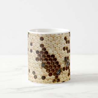 Abeilles sur la tasse de peigne de miel