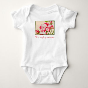 Abondance rose sur un body de bébé