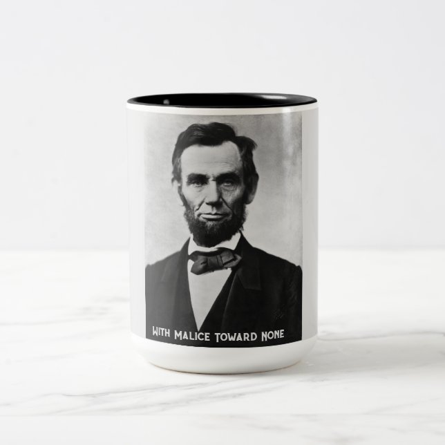 Abraham Lincoln - Avec Malice Vers Aucune Mug (Centre)