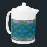 Abstrait Motif bleu Kaleidoscope Artistique<br><div class="desc">Profitez d'un thé relaxant le matin ou l'après-midi avec cette superbe théière motif bleue verte. Ce magnifique motif abstrait présente des couleurs bleu vif rehaussées de rose et de vert, donnant à ce produit une atmosphère contemporaine. Une photo de pierre à gemme a été utilisée comme base pour créer un...</div>