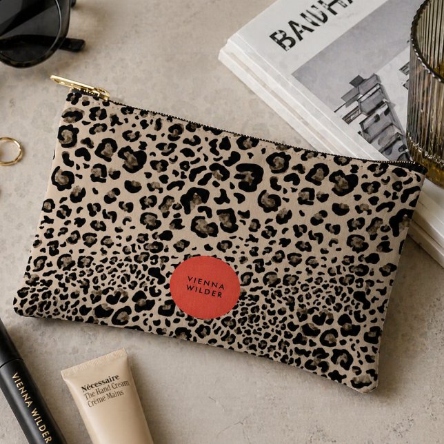 Accessoires Pochette Accessoire à Imprimé Léopard | Trousse de (A fashionable accessory pouch that blends bold animal print with a polished personalized touch.)