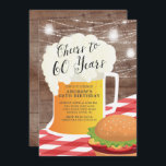 Acclamations à 60 ans de soixantième invitation<br><div class="desc">Les acclamations à 60 ans d'anniversaire d'invitation de barbecue comportant une tasse de bière et un hamburger ont placé sur un arrière - plan en bois rustique avec les lumières accrochantes de pot de maçon</div>