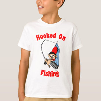 Accroché sur le T-shirt de l'enfant de pêche