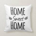 Accueil Sweet Home Coussin de typographie<br><div class="desc">Cette adorable coussin est l'accent parfait pour n'importe quelle chambre de votre maison. C'est un coussin blanc qui présente un design typographique qui dit "Home Sweet Home". Le mot sucré est accentué par les feuilles des deux côtés.</div>