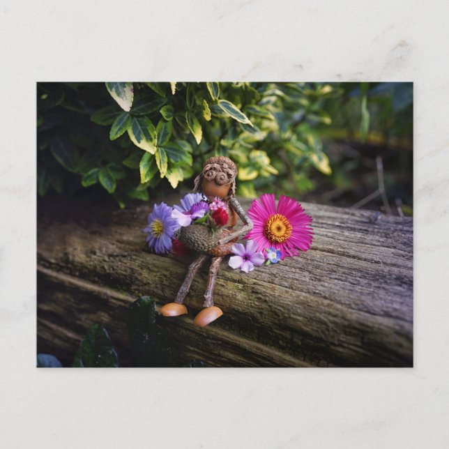 Acorn elf fille avec des fleurs carte postale (Devant)