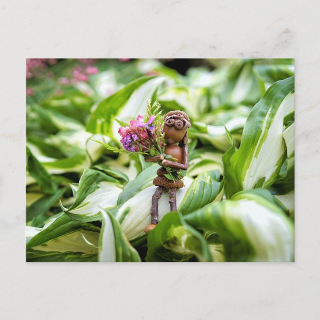 Acorn elf fille avec des fleurs carte postale (Devant)