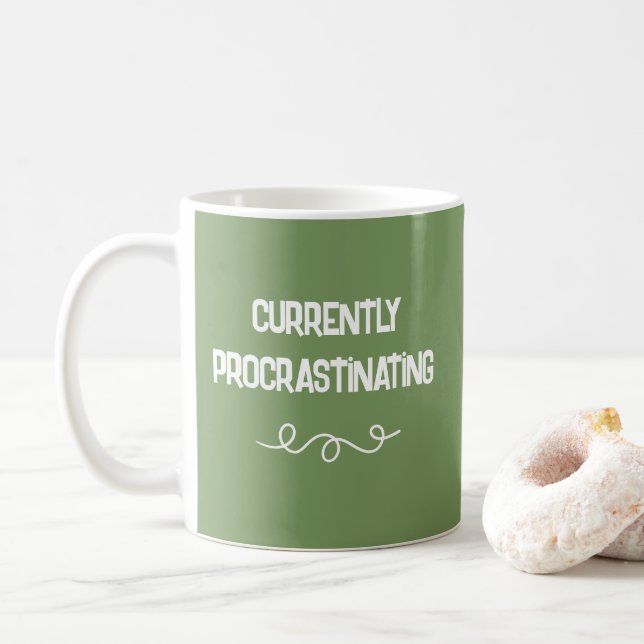 Actuellement Procrastinant Sage Green Mug (Avec donut)