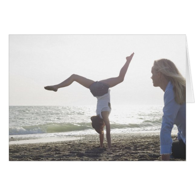 Adolescente fille fait un exploit de gymnastique,  (Devant horizontal)