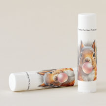 Adorable écureuil rouge soufflant bulle gomme