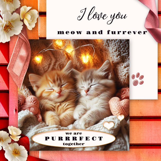 Adorable Kittens Joyeux Valentines Carte de jour (Sweet romantic Valentine's Day card featuring an illustration of two adorable kittens cozy together)