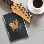 Adorable Sloth "Hang in There"<br><div class="desc">Illustration amusante d'un mignon paresseux accroché à une branche d'arbre et les mots "Hang in There" en police manuscrite.</div>