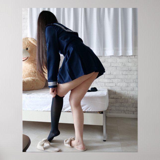 AFFICHE 遅刻しそうで急いで着替える日本の女子高生 (Devant)