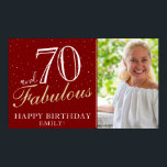 Affiche 70 et fabuleux Elegant Red 70th Birthday Photo<br><div class="desc">70 et Fabulous Elegant Red 70th Birthday Party Photo Poster. Grand signe pour la fête du 70e anniversaire avec une photo personnalisée, inspirationnelle et drôle de citation 70 et fabuleux et texte dans un script tendance avec un nom. Personnalisez le panneau avec votre photo, votre nom et l'âge, et faites...</div>