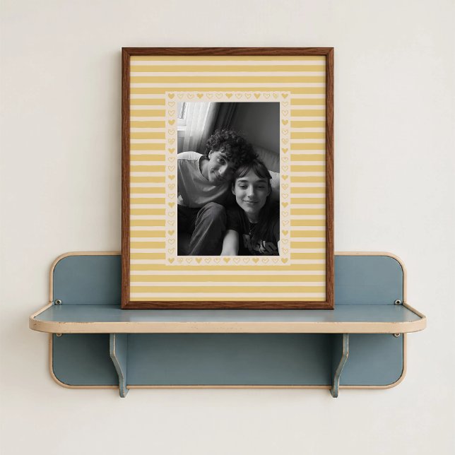 Affiche à bordure de cœur beige clair - Cadeau per (Light Beige Heart Border Poster - close-up view (frame/decor not included)
)