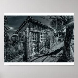 Affiche Abri en bois monochrome lunatique avec des ombres 