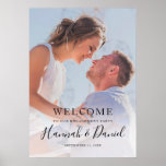 Affiche Accueil de la partie d'engagement photo simple<br><div class="desc">Cette affiche d'accueil de fête de fiançailles tout simplement chic présente votre photo préférée et votre texte en noir, y compris vos prénoms dans un script fantaisiste animé. Vous pouvez modifier la police et le libellé en fonction de votre style. En fonction de la couleur de votre photo, vous pouvez...</div>