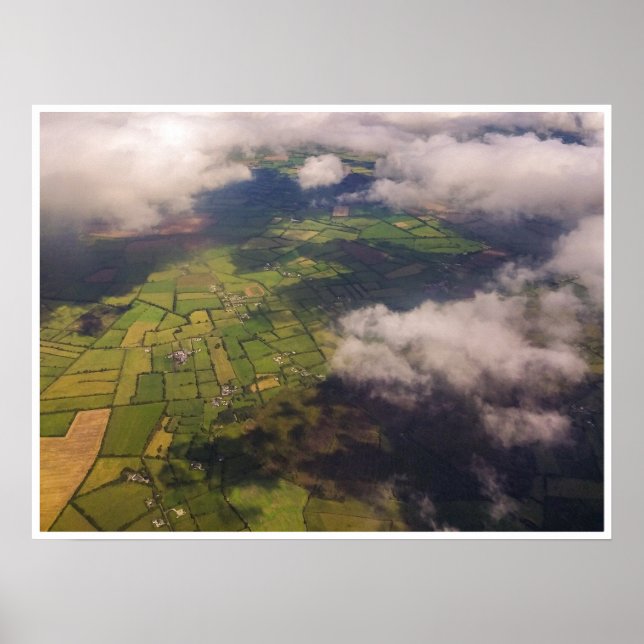 Affiche Aerial Patchwork of Irish Farmland and Clouds (Devant)