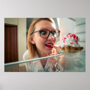 Affiche Amusante fille regardant dans le réfrigérateur