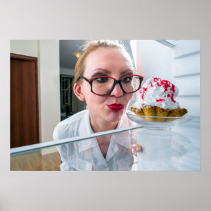 Affiche Amusante fille regardant dans le réfrigérateur