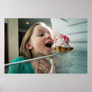 Affiche Amusante fille regardant dans le réfrigérateur