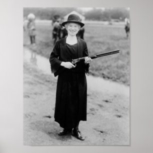 Affiche Annie Oakley Holding Rifle - 1922