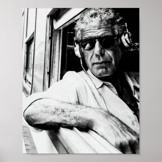 Affiche Anthony Bourdain with headphones 1