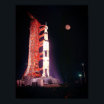 Affiche Apollo 11 Saturn V Rocket<br><div class="desc">Apollo 11 Saturn V rocket est une photographie extraordinaire de la grande fusée saturn V sur la plate-forme de lancement prête à être relevée pour prendre les premiers astronautes à marcher sur la lune. #apollo11 #apollo #apollorocket #saturnv #saturnvrocket #launchpad #moonlanding #lunarlanding #rocketscience #spaceflight #spacetravel</div>