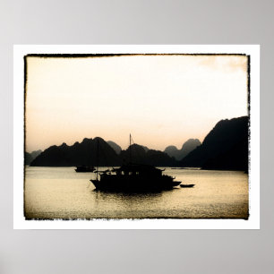 Affiche Baie d'Halong et coucher de soleil d'or, Vietnam