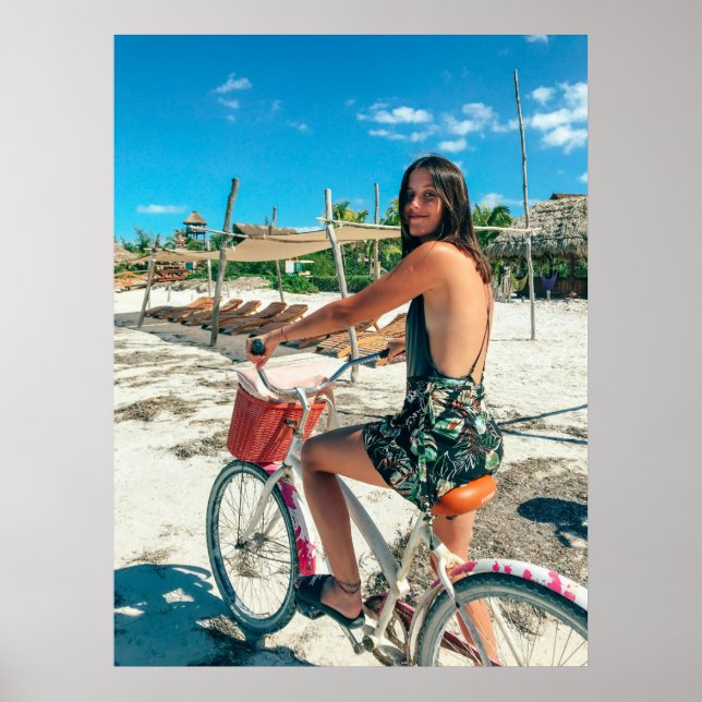 Affiche Balade sur la plage esthétique - Femme à vélo au b (Devant)
