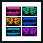 Affiche Bandes de cassettes colorées rétro<br><div class="desc">Dans les années 80, tout le monde portait un casque et écoutait sa musique sur un lecteur de cassette portable. Insérez votre cassette et vous avez eu de la musique n'importe où, jusqu'à ce que Side A se termine et la bande devait être retournée à Side B. Les gens pouvaient...</div>